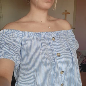 Off-shoulder topp - Randig off-shoulder topp med knappar ifrån H&M!🦋 Fint skick 