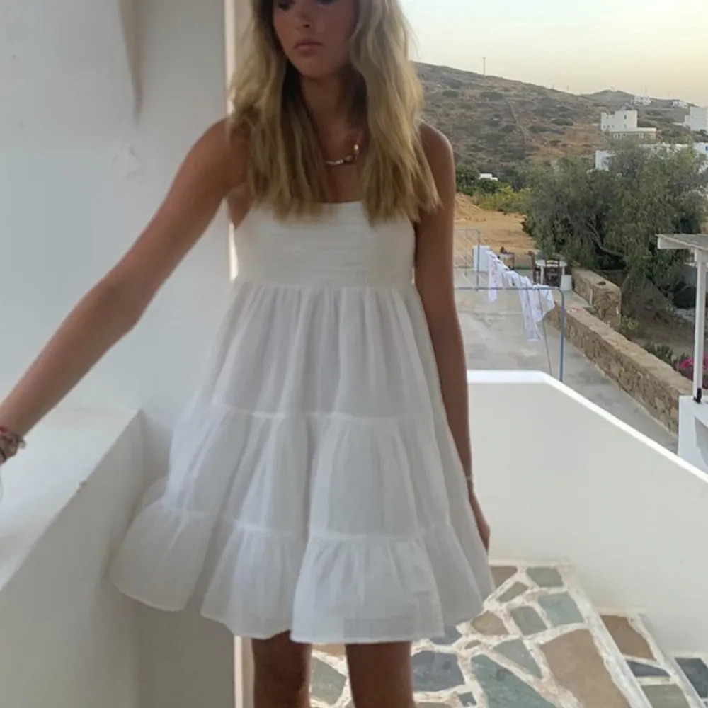 Tänkte sälja min populära vita klänning från zara💗 Den har inga defekter och är bara använd två gånger! Skriv om ni är intresserade! (Lånade bilder) 💗. Klänningar.