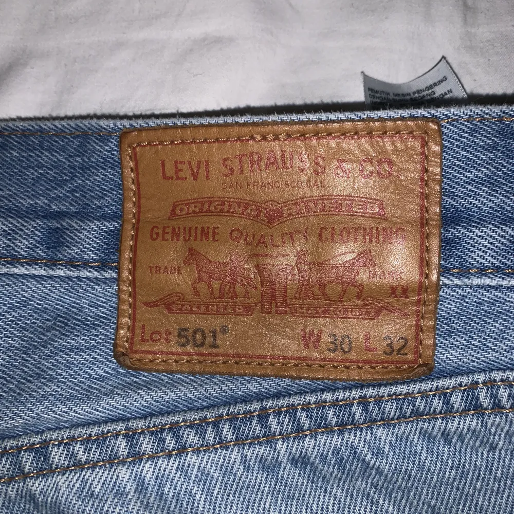 Ett par Levis 501 använda bara litegrann. Jeans & Byxor.