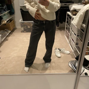 Låg midjade jeans - Storlek 27/32. Passar XS-M beroende på hur man vill att dem ska sitta!