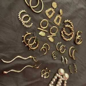 ÖRHÄNGEN - Jag säljer nu örhängen! Köpta på HM, ur&penn, glitter.💕 1 PAR: 20kr 2 PAR: 35kr 3 PAR: 50kr 4 PAR: 65kr 5 PAR: 80kr 6 PAR: 90kr 7 PAR: 100kr 8 PAR: 110kr 9 PAR: 120kr 10 PAR: 125kr 11 PAR: 130kr 12 PAR: 135 13 PAR: 140 14 PAR: 145 15 PAR: 150 16 PAR: 155 