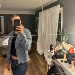 Jeansjacka - Snygg jeansjacka i storlek XS.
