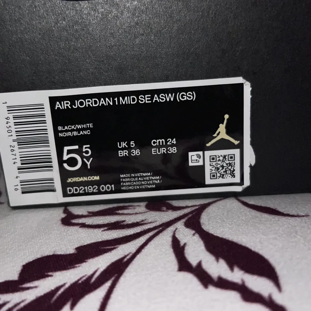 Säljer mina autentiska Jordan 1 Mid Carbon Fiber skor i storlek 38 har användt dom cirka 3 elr 4 gånger. Om ni har mer frågor är de bara o skriva :). Kengät.