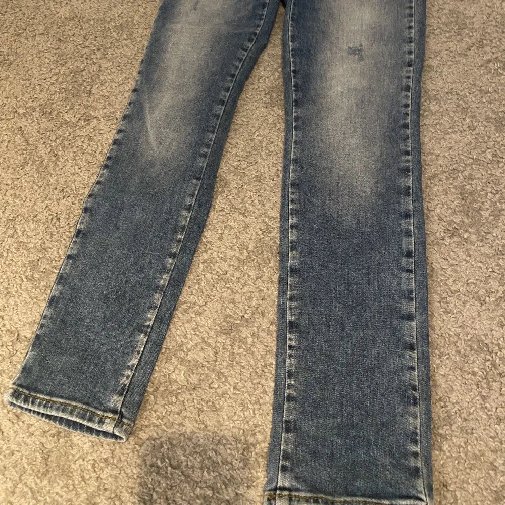 Super söta lågmidjade jeans med två knappar och dragkedja. Lite för låga i midjan för min smak och därför säljer jag! Köpte från Sellpy, aldrig använda och lappen är kvar!🫶🏼 De sitter mer skinny❤️. Jeans & Byxor.