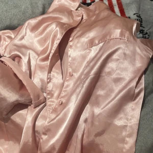 pjyams sett  - sång mysigt pjyams sett i silk  hela settet 215kr (priset är med frakt) 