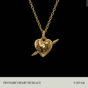 Maria Nilsdotter - Jag säljer mitt fina halsband från Maria Nilsdotter, det är i nyskick då jag lämnat in det på guldplattering precis och fick tillbaka det idag (2 Februari 2023). Det är med den tjockare kedjan, kvitto box och allt finns kvar. Nypris: 3095kr Storlek: 45 cm