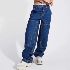 Mörkblåa vida jeans från Asos Design köpta för lite mer än ett år sedan för 399kr. Sparsamt använda då jag har andra liknande jeans som passar mig bättre. Storleken W26L32, perfekt längd på mig som är 167cm. Lite fransiga längst ner 