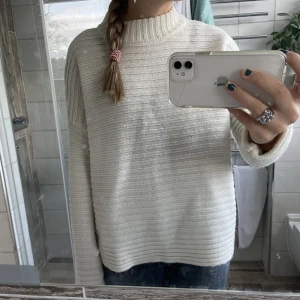 Vit ribbad tröja - As najs stickad tröja ifrån Holly & Whyte❣️❣️Säljer för den inte kommer till så mycket användning längre😘