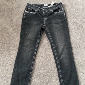Low waist jeans  - Skit snygga low waist jeans saknas någon pärla där bak! 