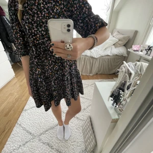Blommig sommar klänning - Säljer en så söt perfekt klänning till sommaren ifrån bershka🥰🥰skriv för fler bilder och om ni undrar något!!