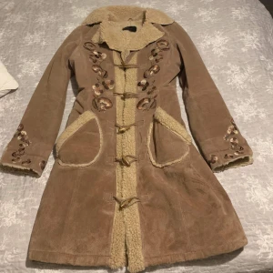 Kappa  - Säljer denna as snygga mocka kappa. Aldrig använd så nästintill nyskick.