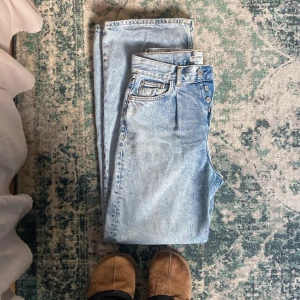 Snygga Jeans  - Skitnsygga jeans, säljs då de är för långa på mig, 165cm. Storlek 34. Köptes för 599kr i Portugal, modellen finns inte kvar.