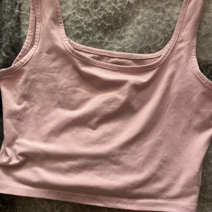 Croppat linne - Ett croppat linne från shein i stoleken S, nyskick ! Köpt för cirka 80kr