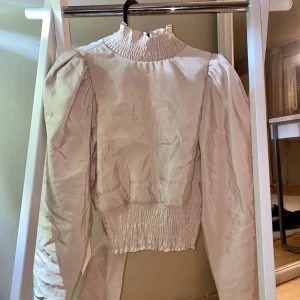 Beige blus,öppen rygg - Beige blus med öppen rygg, Helt oanvänd!