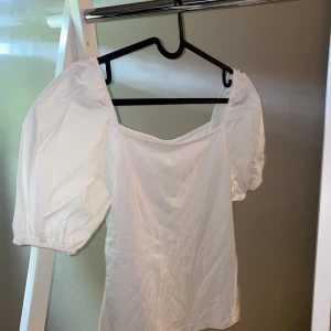 Vit topp - Vit topp med puffarama från Hm, knappt använd