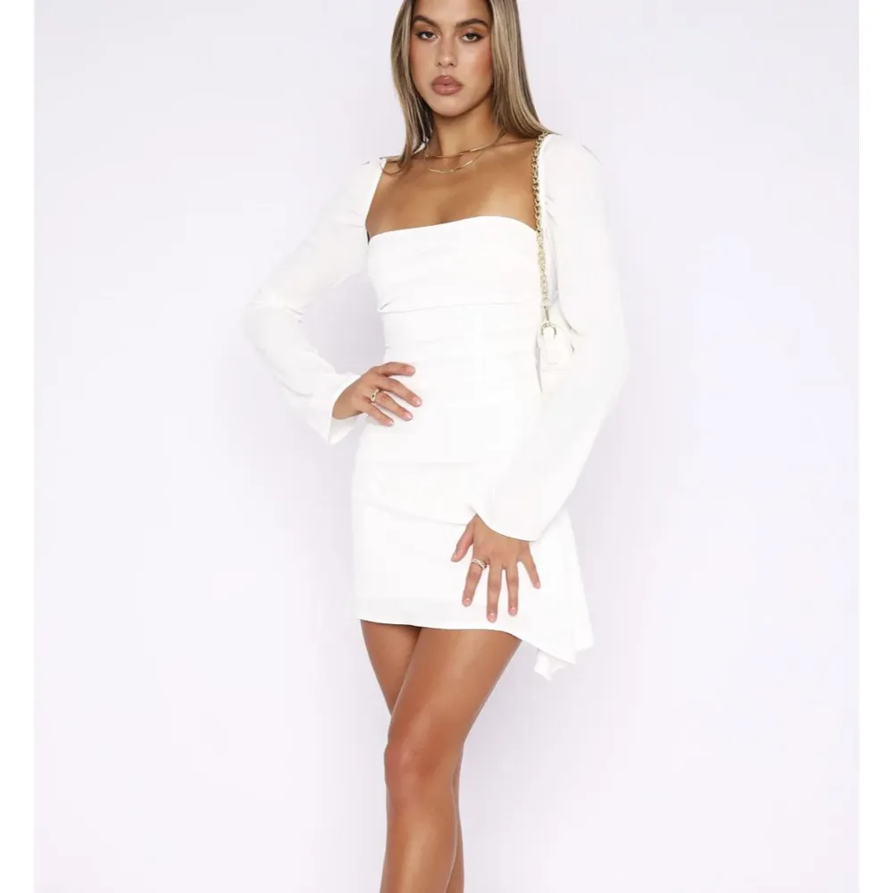 Säljer min supersnygga vita klänning i storlek M men som sitter som en S ungefär💗 aldrig använd!! . Klänningar.