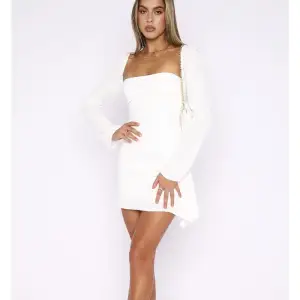 Säljer min supersnygga vita klänning i storlek M men som sitter som en S ungefär💗 aldrig använd!! 