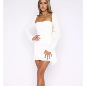 Vit klänning - Säljer min supersnygga vita klänning i storlek M men som sitter som en S ungefär💗 aldrig använd!! 