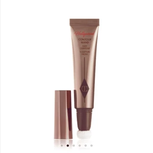 Charlotte tilbury contour wand - Säljer denna contour wand från charlotte tilbury i nyansen medium/deep. Den är oanvänd 