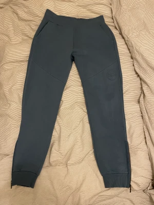 Colmar mjukisbyxor  - Nya colmar mjukisbyxor i storlek M. Använt dem 1 gång så dem är i nyskick, väldigt fräscha, nypris är 1100kr (Priset går att förhandla om, kom gärna med prisförslag!)