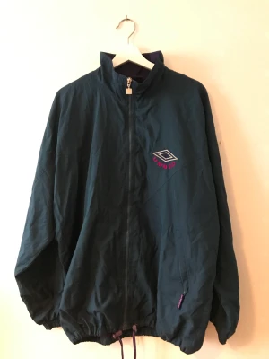 Vintage umbro jacka - Vintage vårjacka ifrån umbro  Mycket bra skick stolek L men passar M lite oversized 