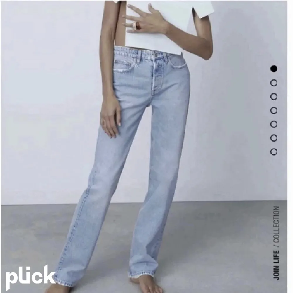 Säljer mina zara jeans som inte finns och köpa längre då de ej passar mig längre. Skriv för fler bilder🤍köparen står för frakten!🙌🏼. Jeans & Byxor.