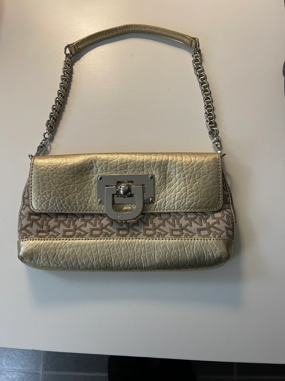 DKNY väska 90 tals inspirerad 