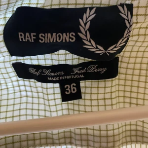 Raf Simons X Fred Perry skjorta - Kortärmad skjorta, grön och vit, köpt på tres bien outlet, aldrig använd. 