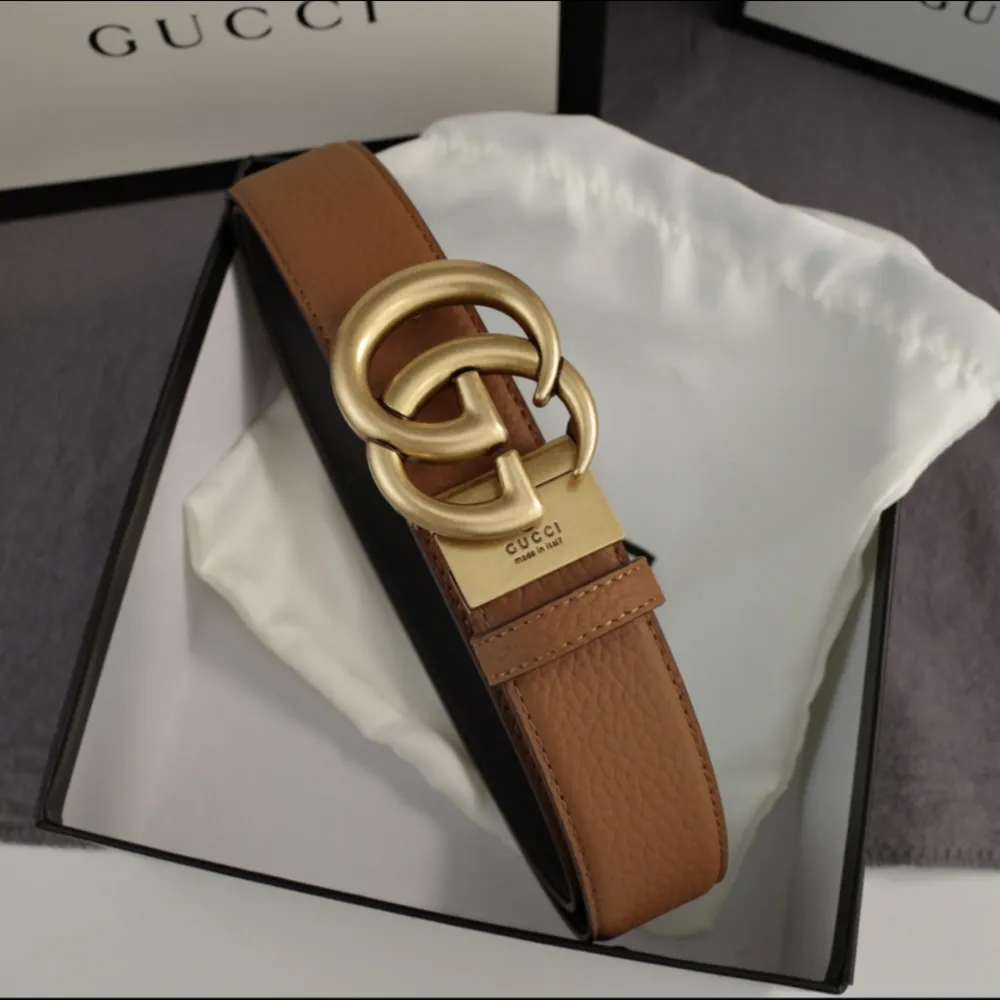 Helt ny & oanvänd Gucci bälte, Originallåda och kvitto medföljer.  Storlek: Längd: 95 Bredd: 38. Övrigt.
