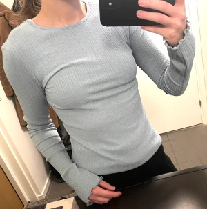 Snygg tröja från NA-KD - Snygg tröja från NA-KD Använd fåtal gånger Storlek Xs Köp för 70kr direkt eller buda.