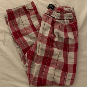 Pyjamasbyxor  - Rutiga pyjamasbyxor från Lindex, använda men fortfarande i bra skick! Byxorna saknar snöre (se bild 2)