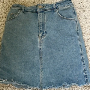 Jeans kjol  - En jeans kjol från märket &DENIM! Den är som i nyskick! Jag säljer den för att jag inte riktigt har använt den så jag säljer den billigt!💗