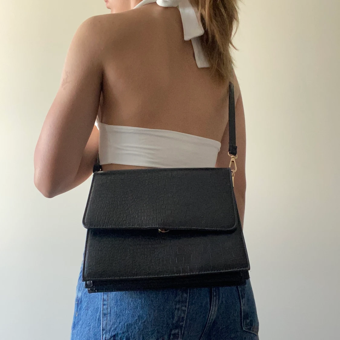 Svart väska med ormskinnsmönster