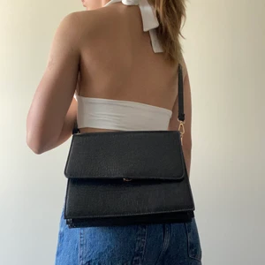 Svart väska med ormskinnsmönster - Köparen står för frakten. Priset kan sänkas vid snabbt köp. Hör av dig vid fler frågor🤗