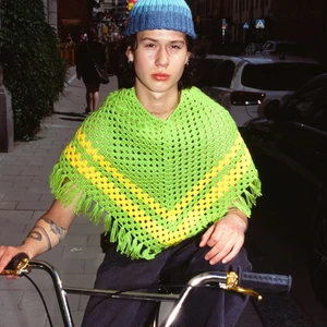 Stickad grön poncho - One-of-a-kind stickad poncho i grönt. Stickad av Röda Korsets-stickgrupp i Västerort tillsammans med Ebba Martin. Alla pengar från budgivningen går oavkortat till Röda Korsets arbete för att hjälpa människor i kris och katastrofer.