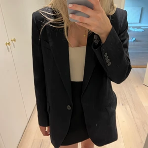 Zara kavaj - En lite oversized mörkblå/nästan svart randig kavaj från Zara i Small och passar till allt!💙💙 Fläckarna är på spegeln!