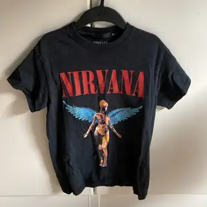 Säljer as kattig Nirvana t-shirt, säljer då jag bara använt 1 gång och den e förstor! Dm för flera bilder, pris kan diskuteras
