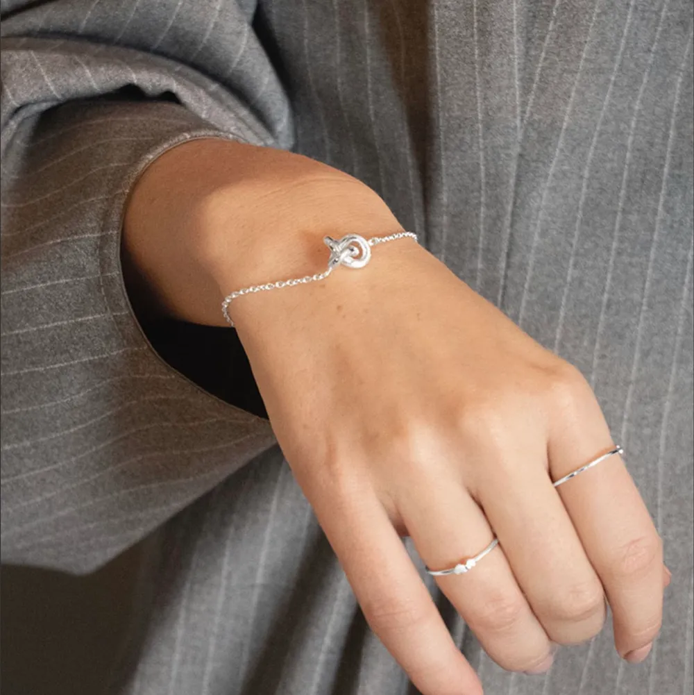 Armbandet ”Le knot” från Drakenberg Sjölin i silver. Helt oanvänt! Inköpspris i butik: 1290kr. Säljer för 800kr, priset kan diskuteras. Kvitto finns☺️. Accessoarer.
