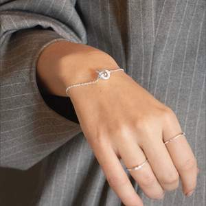 Armbandet ”Le knot” från Drakenberg Sjölin i silver. Helt oanvänt! Inköpspris i butik: 1290kr. Säljer för 800kr, priset kan diskuteras. Kvitto finns☺️