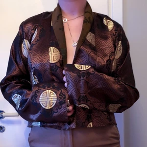 MANDALA TRÖJA - Vacker tröja med mandala motiv i tyget!  - går inte att stänga tröjan utan den dras över ex en annan topp - luftig - one of A kind