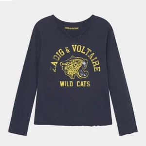 ZADIGTRÖJA - Supersnygg Zadig tröja i nyskick, mörkblå, köpte på hemsidan för ca 600kr för några månader sen och endast använt ca 5ggr, storlek 14y/XS,S❤️‍🔥❤️‍🔥 tröjan är rätt tunn så perfekt nu☺️tryck ej på köp nu, postar spårbart eller hämtas i sthlm Hässelby villastad ❤️