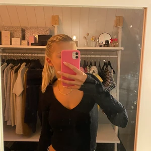 Svart tröja, strl S  - Säljer denna fina svarta tröja från Gina Tricot! Använd fåtal gånger pga ingen bra passform på mig🥺 skriv för fler bilder😍