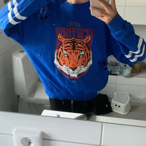 Ginatricot sweatshirt  - Detta är en blå sweatshirt från Ginatricot i storlek M. Axel:56 cm byst: 59 cm längd: 61. Den är i okej skick men den Är inte så skön på insidan längre❤️