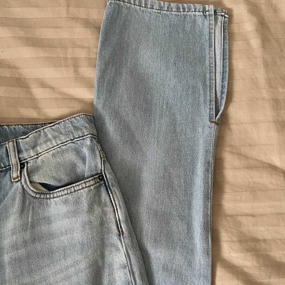 Ljus blåa jeans från Nelly. Långa i benen, rak modell samt har slits längst ner vid benen. Använt dom 1 gång. . Jeans & Byxor.