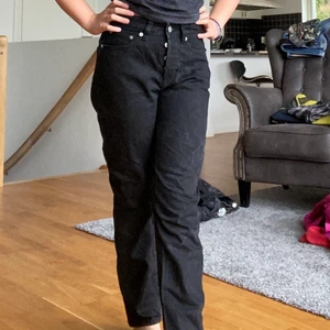 Jeans - Jättefina svarta jeans från lager 157 i modellen cone . Säljer pga förstora