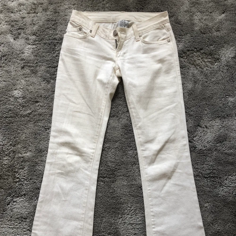 Lågmidjade vita Victoria Beckham jeans! Bootcut💕. Jeans & Byxor.