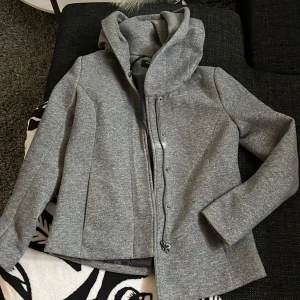 Grå kappa - Grå kappa från only, fint skick. Storlek S