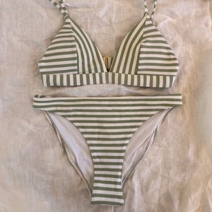 Bikini set💚🤍 - Säljer denna bikini från H&M. Aldrig använd (!), jättefin o skönt material. Kontakta mig för ytterligare bilder eller frågor🤍Frakt tillkommer