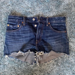 Levi’s jeansshorts  - Flera år gamla Midrise Levi’s shorts! Sitter snyggt, för bild hur de sitter på, kontakta mig❤️