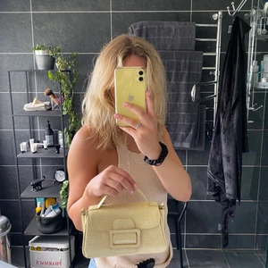 Zara väska  - Säljer denna supersöta ljusgula väska från zara 